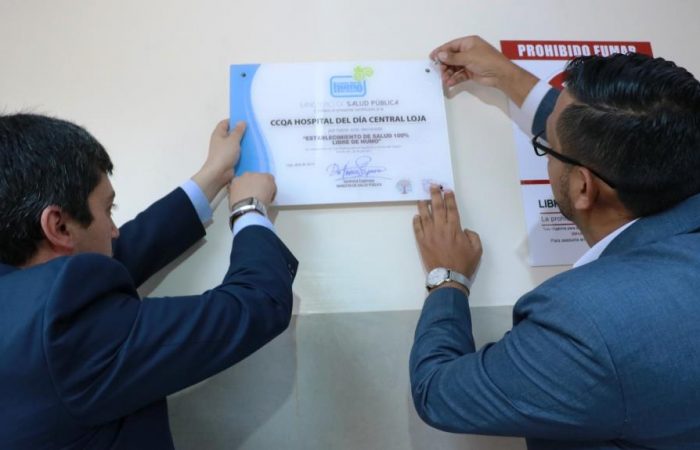 Certifican a hospital del IESS como establecimiento libre de humo de tabaco.