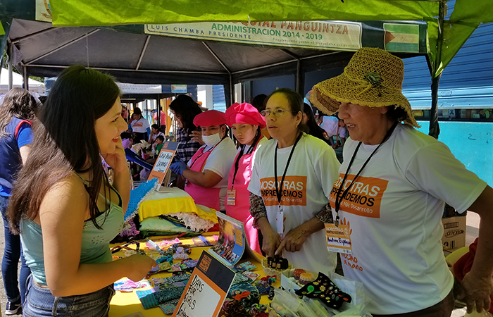 Comercio solidario y responsable promueve la feria “Hecho a Mano para Mamá” en Zamora Chinchipe.