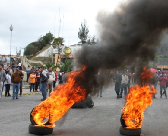 Cierre de principales vías por manifestaciones en Loja