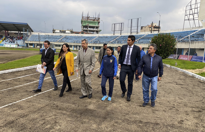 Deportistas lojanos con pista atlética remodelada