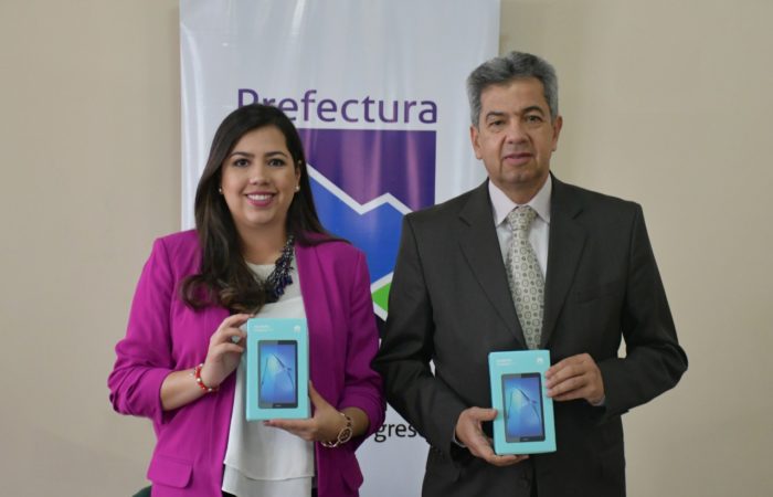 Prefectura entrega  incentivos a estudiantes destacados de la provincia