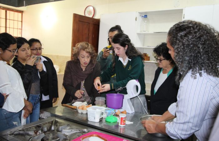 ESTUDIANTES APRENDEN A ELABORAR DULCES LOJANOS