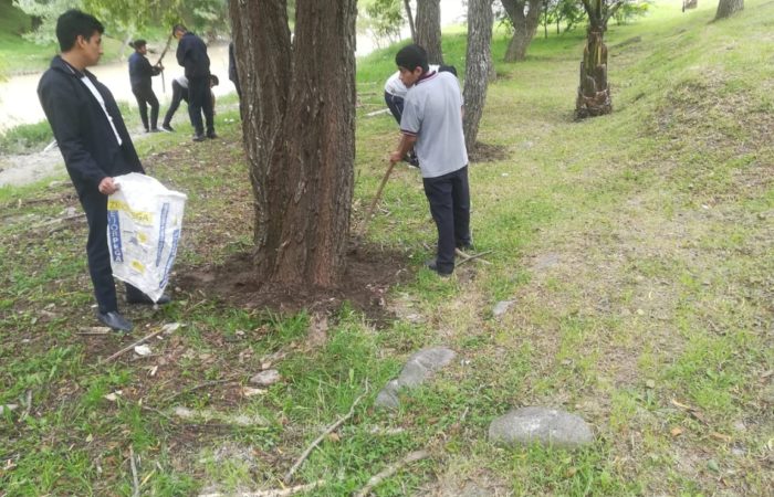 Estudiantes de La Dolorosa ayudan en la limpieza de los ríos de la ciudad