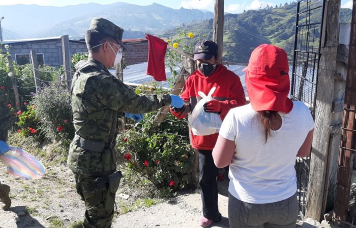 Fuerzas Armadas entregan kits alimenticios