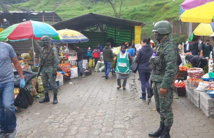 FUERZAS ARMADAS BRINDAN SEGURIDAD A LOS LUGARES MÁS VULNERABLES DE LA CIUDAD