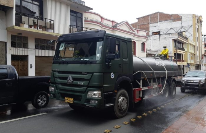 FUERZAS ARMADAS EN APOYO AL CUERPO DE BOMBEROS FUMIGAN LAS CALLES DE LA CIUDAD DE LOJA