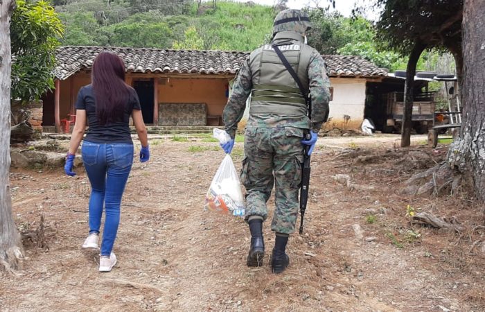 FUERZAS ARMADAS TRANSPORTAN KITS ALIMENTICIOS EN APOYO AL MIES PARA FAMILIAS EN SITUACIÓN DE VULNERABILIDAD