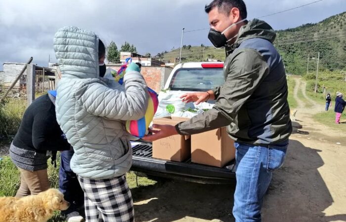 Personas de sectores vulnerables de Loja reciben alimentos