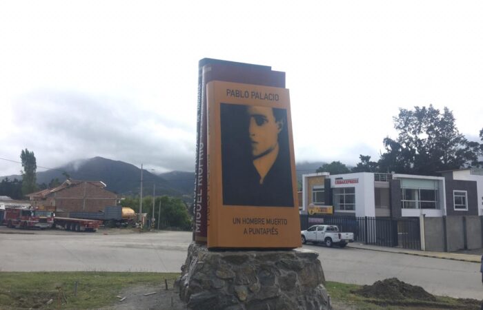 Monumento en honor a tres reconocidos escritores lojanos