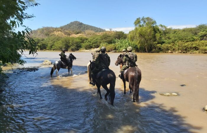 FUERZAS ARMADAS VIGILAN FRONTERA EN EL CANTÓN MACARÁ  POR TIERRA Y AIRE