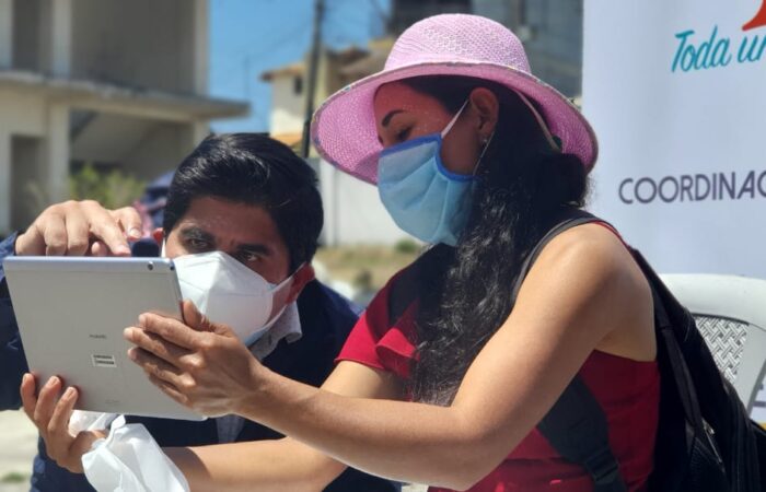 En Loja, 114 familias recibieron tablets en el marco de la campaña “Dar una mano digital”