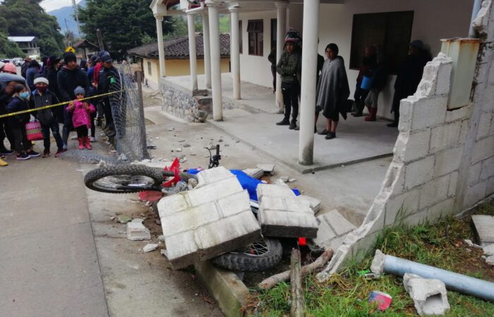 Murió al chocar contra una pared