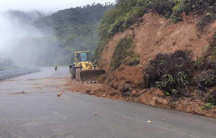 MTOP realiza limpieza de derrumbes en tramo I del Cuarto Eje Vial
