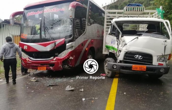 Choque entre camión y bus en la Loja-Malacatos