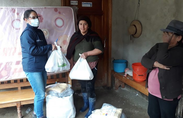 MIES atiende a familias afectadas por lluvias en parroquia Santiago