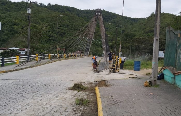 Puente sobre el río Bombuscaro recibe mantenimiento