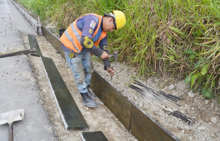 Trabajos de cunetas se realizan en asfalto Nambija Bajo Puente Azul