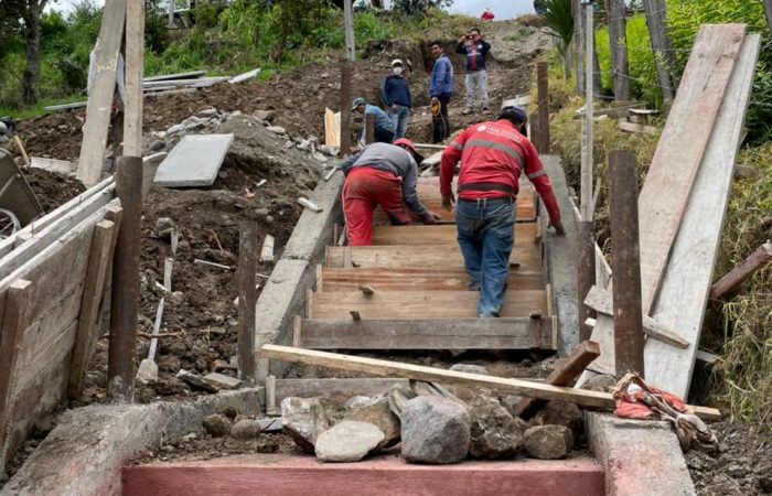 Escalinatas que unen el centro parroquial con escuela de Chantaco