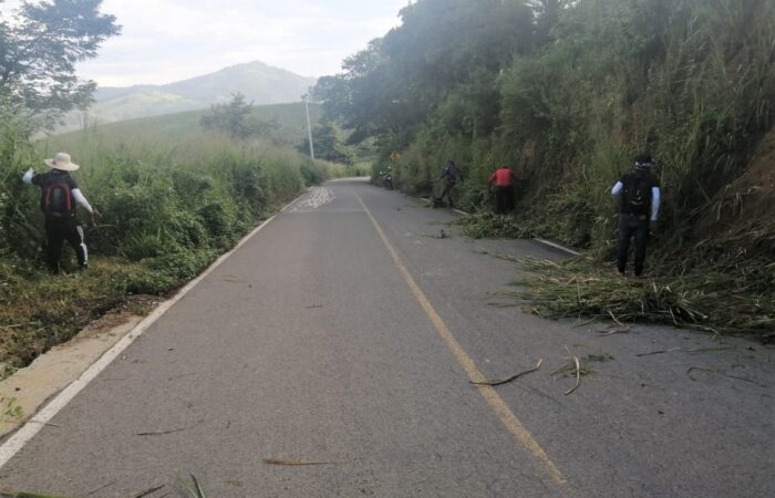 Vía Pindal-Milagros-Paletillas recibe mantenimiento