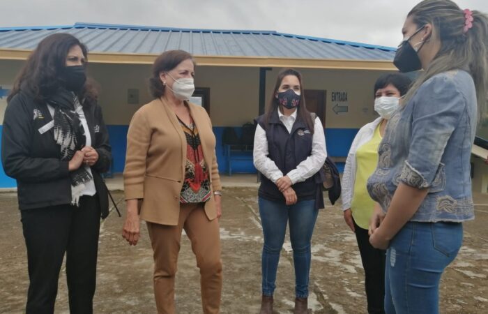 Ministra participa de la reapertura de dos escuelas en Loja