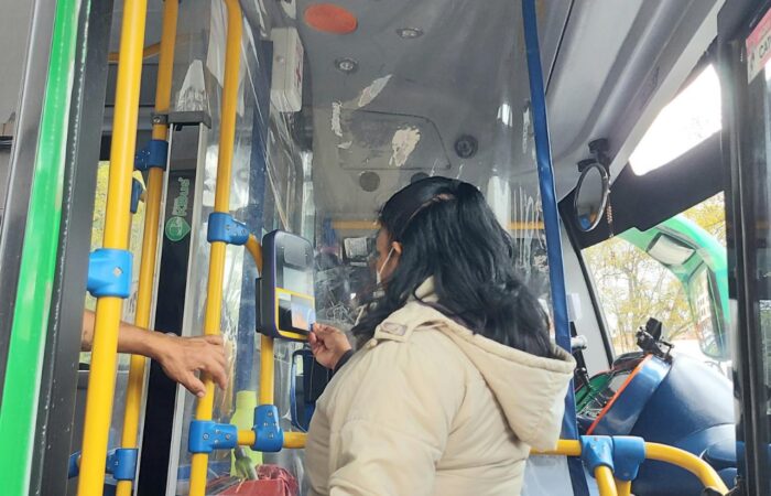 En Loja, usuarios se adaptan al pago del pasaje con tarjeta electrónica