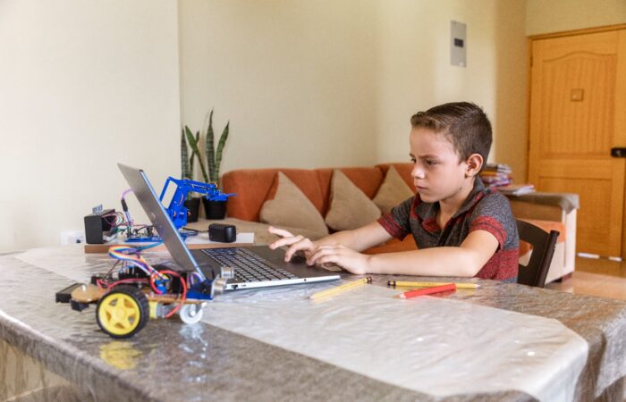 Innovador sistema de enseñanza remota integra exposición virtual “Nosotros Robots”