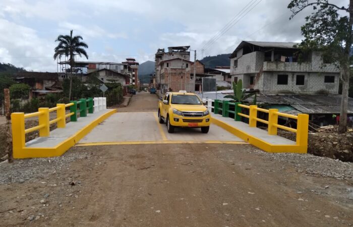 Prefectura entregó puente vehicular en Zumbi
