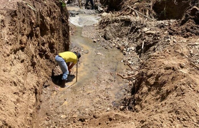 Cambian tubería de agua en quebrada Las Pavas