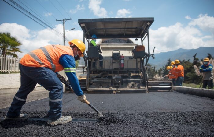 Se empieza a colocar asfalto en las calles de Turunuma