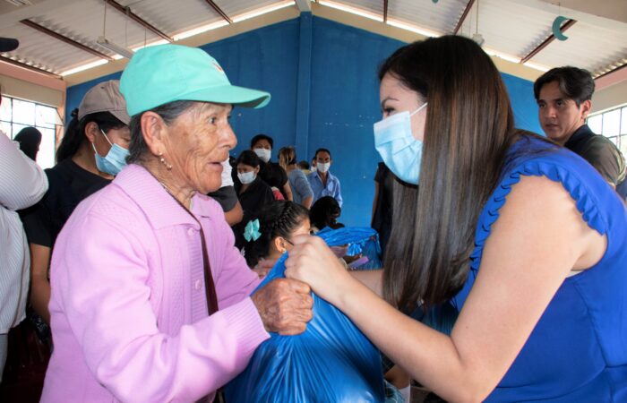 Entregan kits alimenticios y tablets en Defensoría comunitaria de Trapichillo