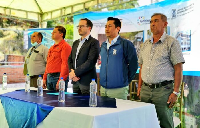 EERSSA ENTREGA OBRA DE ALUMBRADO PÚBLICO DE ÚLTIMA TECNOLOGÍA EN PUYANGO