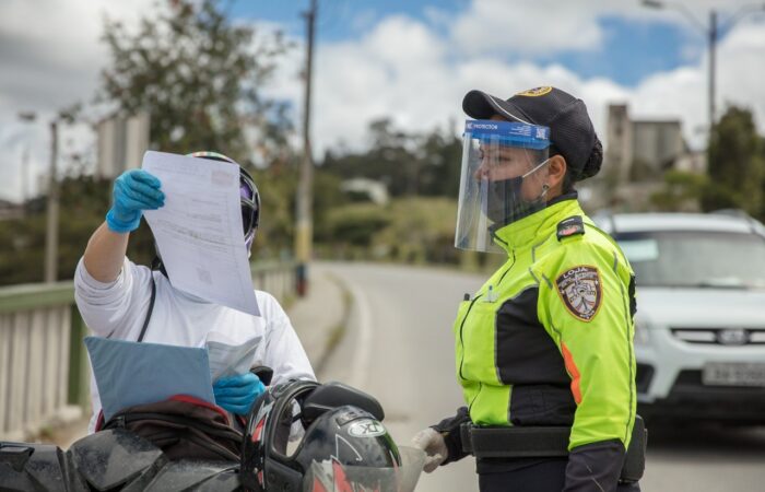Agentes de tránsito controlan motocicletas