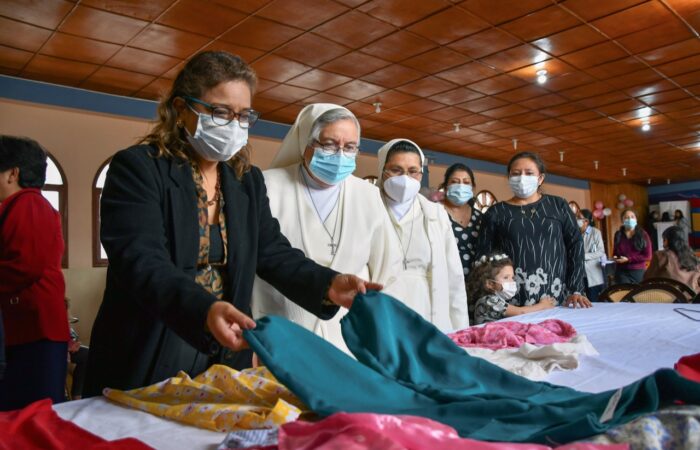 Con desfile y entrega de certificados culminó curso de corte y confección