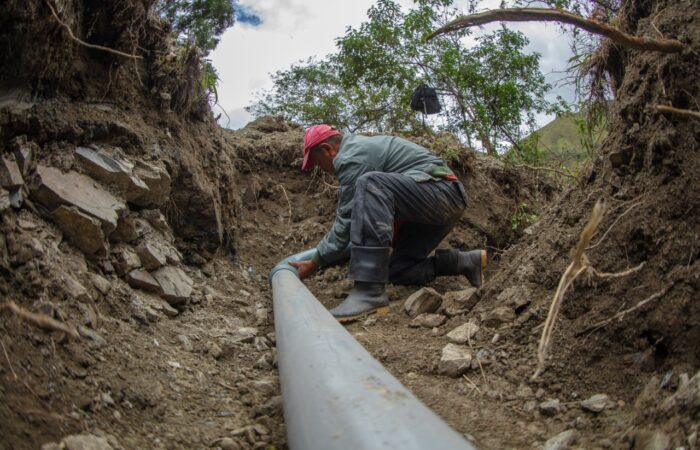 Se  instalan tuberías de agua potable en el proyecto El Porvenir