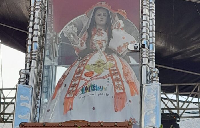 En La Puerta De La Ciudad Cambia De Vestimenta La Imagen De La Virgen De El Cisne