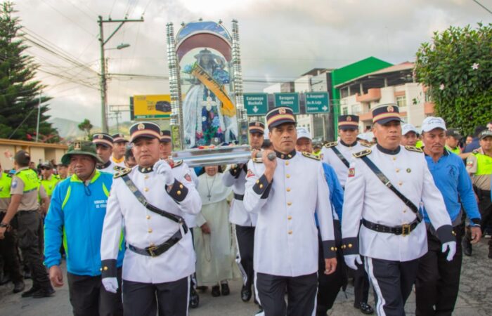 Agentes De Control Municipal Listos Para El Recibimiento De La Virgen De El Cisne