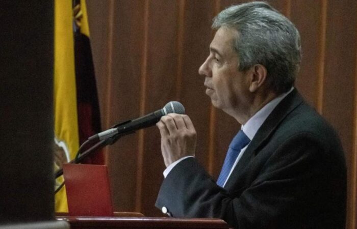 Dávila dice que lo bloquean y no es parte del Gobierno