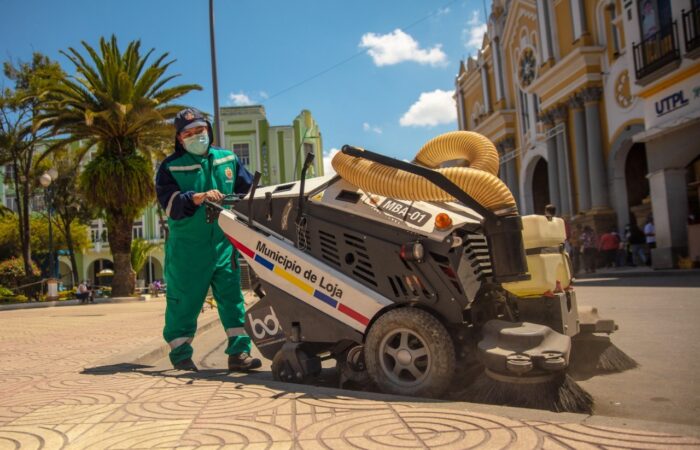 Se Realiza Limpieza De Calles Con Barredoras Eléctricas