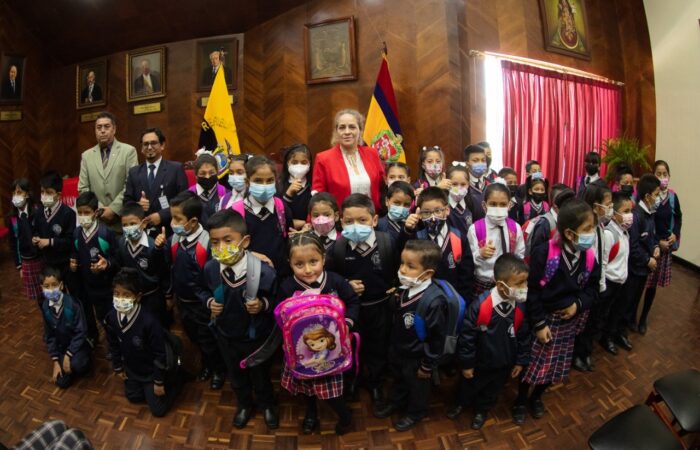 40 Niños De Escuelas Municipales Recibieron Kits Escolares