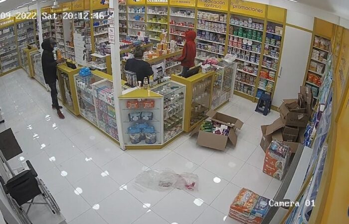 Con armas de fuego robaron en una farmacia