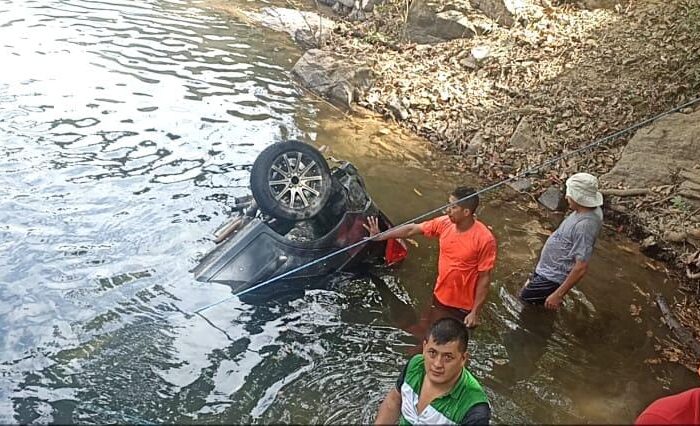 Auto cayó al río y su conductora murió