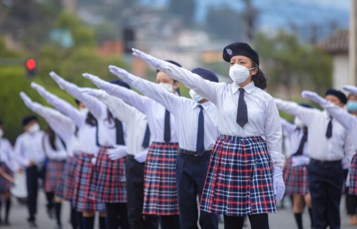 Ofrendas florales y desfile estudiantil por fiestas de fundación de Loja