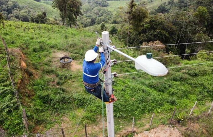 Amplían El Servicio De Energía Eléctrica En Barrio El Guayabo, Cantón Puyango