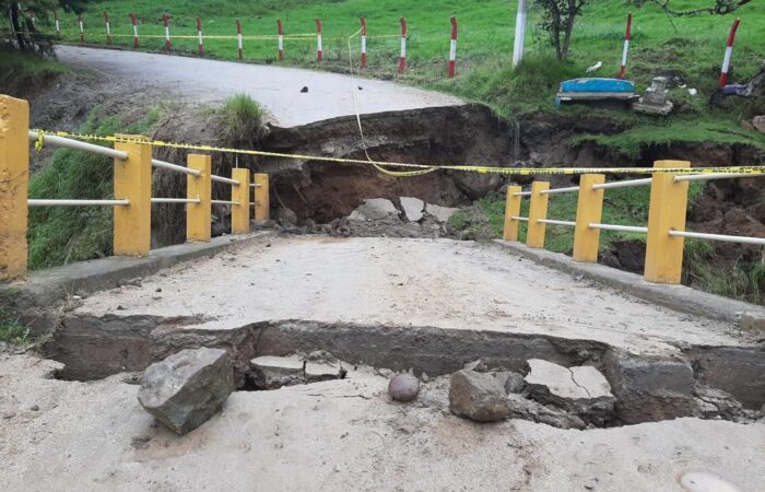 Municipio interviene en puente de Santiago