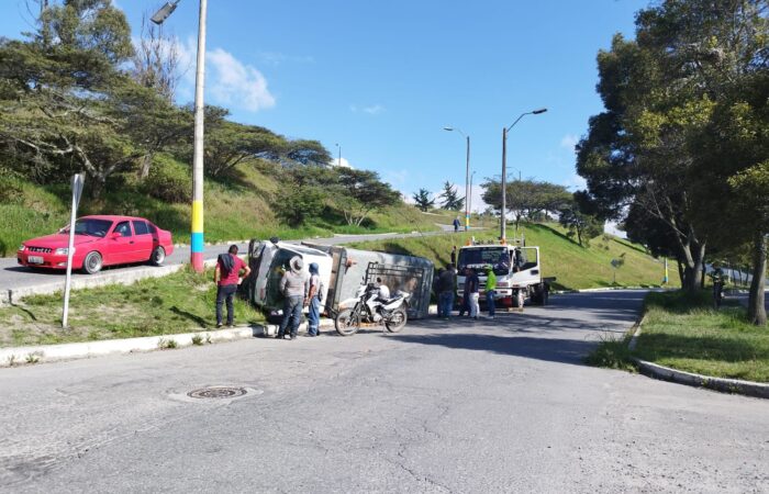 Camión con productos agrícolas se accidentó