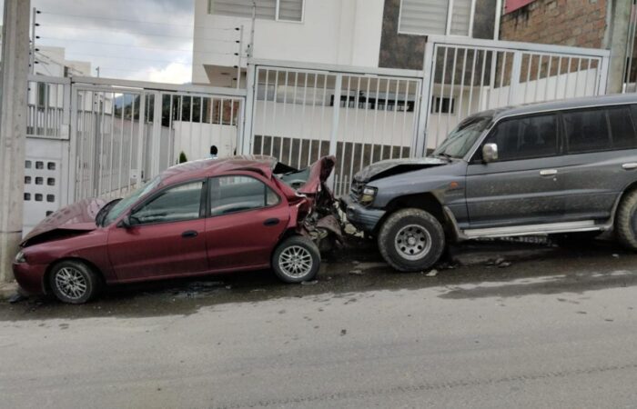 Ebrio al volante ocasiona estrellamiento y atropello
