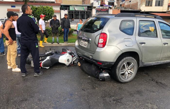 Motorizado quedó bajo un vehículo, en Loja