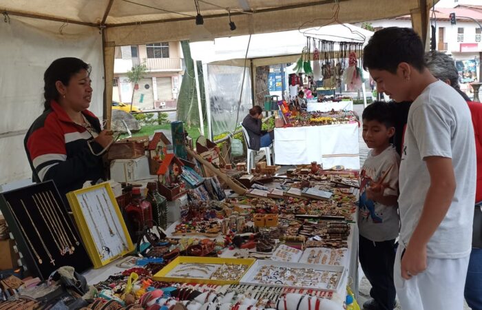 Emprendedores Ofertan Sus Productos A Los Turistas Durante El Feriado