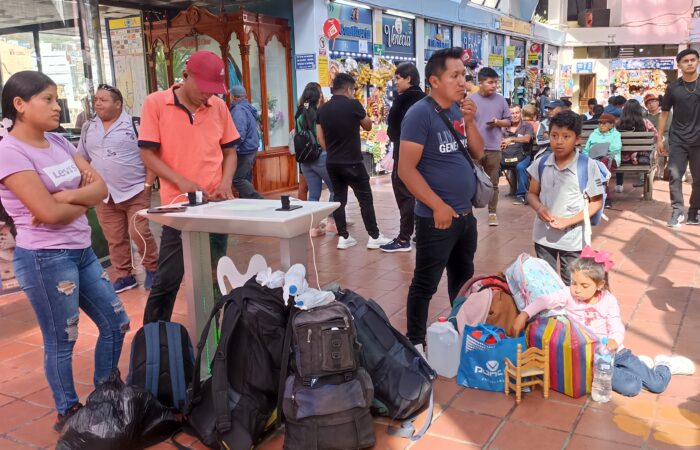 Ciudadanos Retornan A Sus Actividades Normales Después Del Feriado