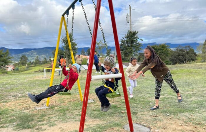 Colocan juegos infantiles en sector Virgen María de Belén